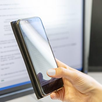 E-Mail Postfach auf Computerbildschirm und Smartphone